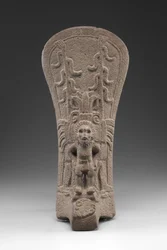 Palma com Deus do Milho a receber um sacrifício humano, entre 250-950 (basalto)
