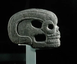 Cabeça de Machado Votivo, período clássico tardio (pedra)