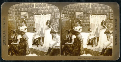&39;Dressing for the Ball&39;, c.1900 (foto em sépia) (ver também 473245)