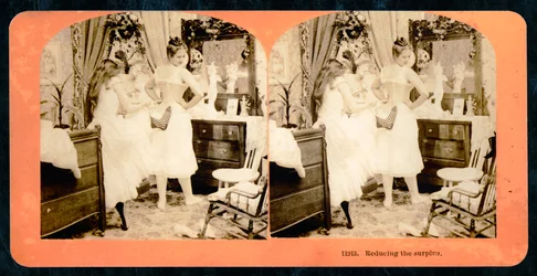 &39;Reduzindo o Excedente&39;, cartão estereoscópico mostrando uma jovem sendo atada a um espartilho, c.1900 (foto sépia) (veja também 473248)