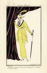 Mulher em vestido amarelo canário com botões âmbar.