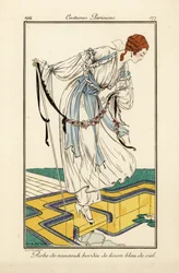 Mulher com vestido nainsook bordado com linho azul-celeste.