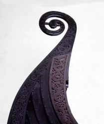 Figura de proa de um dracar funerário (navio viking) de Oseberg, datado do século IX. Museu de Bygdøy, Oslo.