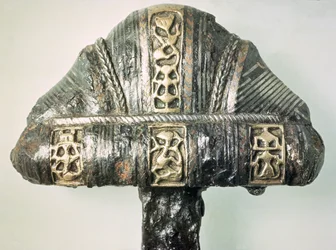 Detalhe de um punho de espada com decoração estampada (latão e ferro)