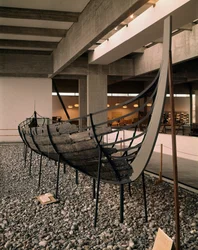 Navio viking (drakkar ou langskip) encontrado no fiorde de Roskilde, Dinamarca, c. 1030