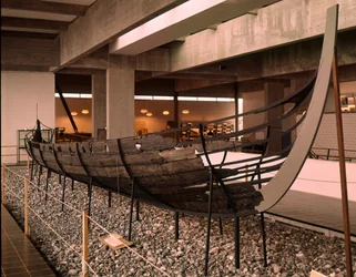 Navio viking (drakkar ou Langskip) encontrado no fiorde de Roskilde, Dinamarca, c. 1030 (carvalho, pinheiro, freixo e amieiro)
