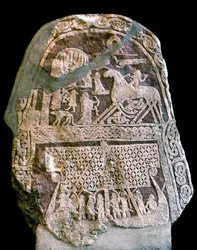 Pedra rúnica que representa Wotan (Odin) no seu cavalo de oito patas Sleipnir, a embarcar num navio viking
