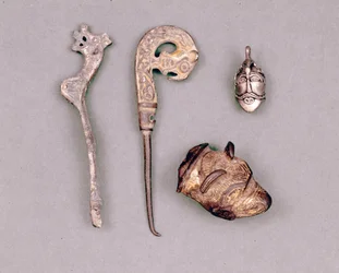 Várias peças de vestuário e jóias Viking, na parte superior direita, uma representação da divindade Odin. Estocolmo, Historiska Museet