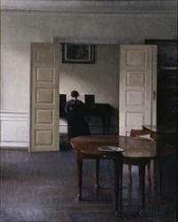 Interior com Ida tocando piano