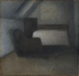 Quarto no sótão com uma mesa e uma cadeira