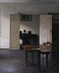 Interior com Ida tocando piano