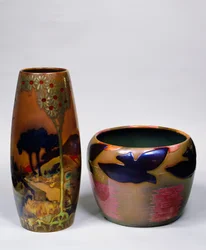 Vasos com paisagem e aves, de Zsolnay Vilmos (1828-1900). Hungria, século XX.