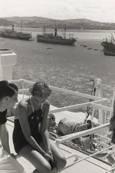 Um casal a bordo do navio de cruzeiro "Oceania", do álbum "At the Edge of Oceania 28th July to 10th August 1935