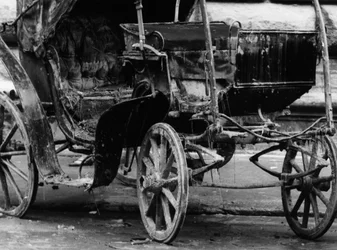 Carruagem arruinada pela lama após a inundação de Florença, novembro de 1966 (fotografia a preto e branco)