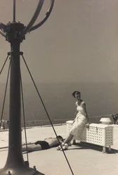 Casal a bordo do navio de cruzeiro "Oceania", do álbum "At the Edge of Oceania 28th July to 10th August 1935
