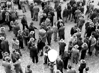 Grupos de homens em conversa, Itália, c.1960 (impressão de gelatina e prata)
