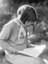 Menina a ler; Estúdio fotográfico