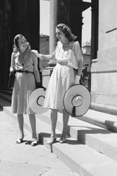 Modelos durante uma sessão fotográfica em Florença, 2-3 de junho de 1941 (fotografia a preto e branco)