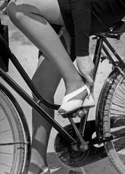 Numa bicicleta, c.1960 (fotografia a preto e branco)