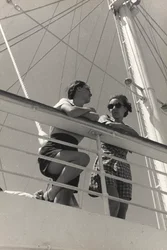 Passageiros a bordo do navio de cruzeiro "Oceania", do álbum "At the Edge of Oceania 28th July to 10th August 1935