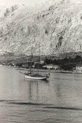 O veleiro do Duque de Aosta, ao largo da costa de Kotor, Croácia, do álbum "Corfu, Atenas e a Baía de Kotor