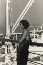 Mulher a bordo do navio de cruzeiro "Oceania", do álbum "At the Edge of Oceania 28th July to 10th August 1935