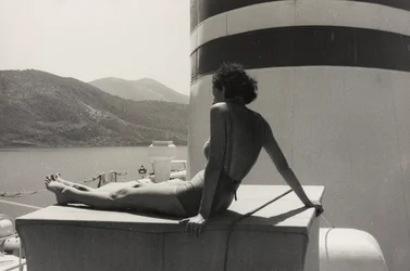 Mulher a bordo do navio de cruzeiro "Oceania", do álbum "At the Edge of Oceania 28th July to 10th August 1935