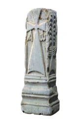 Pedra altar representando os símbolos cristãos de crisma, alfa e ômega, século VII (pedra)