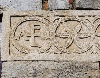 Detalhe da fachada ocidental da Igreja de Santa Maria de Lara, Quintanilla de las Vinas, Espanha, século VII d.C. (relevo em pedra)