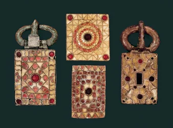 Brincos de metal decorados com ouro e granada, século VII (ouro e granada)
