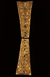 Pescoço de uma cruz de procissão em ouro, granada e pérolas do Tesouro de Guarrazar, século VII (ouro, granada e pérolas)