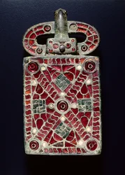 Fivela de cinto, c.525-560 (bronze com granadas, vidro, madrepérola, folha de ouro, vestígios de douramento; bronze e vidro)