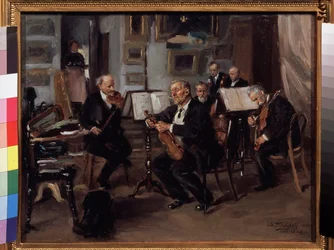 Noite Musical. Os músicos estão a preparar-se para dar um concerto, afinando os seus instrumentos entre as caixas de instrumentos e as partituras. Pintura de Vladimir Yegorovich Makovsky Makovski (Makovsky, Makovskij) (1846-1920), óleo sobre tela