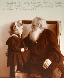 Autor russo Leo Tolstoy com sua neta Tatiana, Yasnaya Polyana, Rússia, c1910.