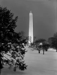 Memorial de Washington depois da queda de neve, Washington By Night