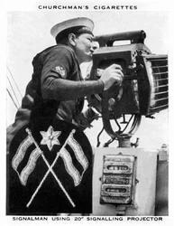 Signalman usando o projetor de sinalização 20, 1937.