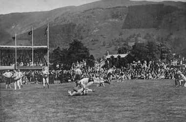 Hexham Clarke derrubando seu oponente, c1902, 1903