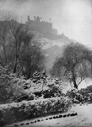 Castelo de Edimburgo na neve, de Princes Street Gardens, Escócia, 1924-1926.