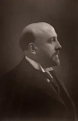 "Alexander Campbell Mackenzie (1847-1935) Compositor e maestro escocês. Diretor da Royal Academy of Music, Londres (1887-1924). (woodburytype)