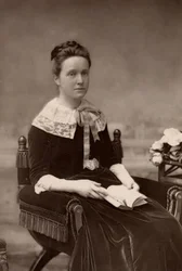 "Millicent Fawcett (nascida Garrett - 1947-1929) feminista inglesa, líder do movimento pelo sufrágio feminino durante 50 anos. Irmã da médica pioneira Elizabeth Garrett Anderson; esposa de Henry Fawcett, o político radical cego (woodburytype