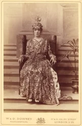 [Sarah Bernhardt como a Imperatriz Theodora em "Theodora" de Sardou]