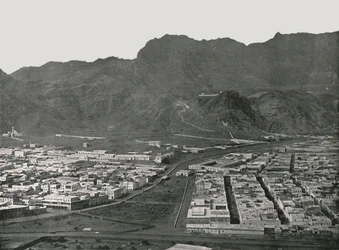 Vista geral mostrando o Camel Market, Aden, 1895.