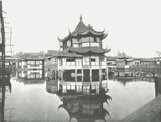 Um dos jardins públicos do chá, Shanghai, China, 1895.