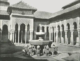O Tribunal dos Leões, Alhambra, Granada, Espanha, 1895.
