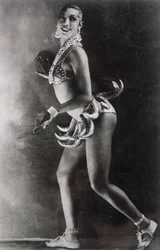 Josephine Baker vestida com um cinto de bananas. Fotografia de Lucien Walery (1863-1935).