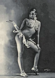 Josephine Baker vestindo o seu famoso fato de Banana c.1927 (foto a p/b)