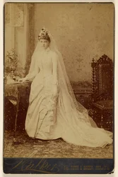 [Mulher não identificada com vestido de noiva, de pé]