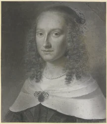 Retrato de busto de uma senhora com longos caracóis e um xaile branco preso por uma fivela