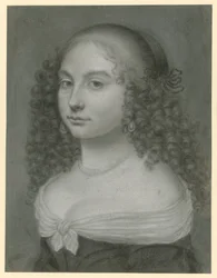 Retrato de busto de uma jovem senhora com vestido de ombros descobertos, colar de pérolas e grandes brincos pendentes de pérolas, virada ligeiramente para a esquerda