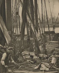 Ao pé do mastro em uma barcaça do Tamisa, c1935.